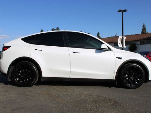 Used 2022 Tesla Model Y Long Range AWD/4WD image 39