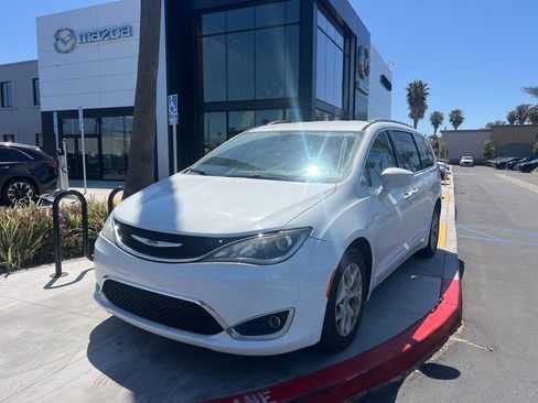 Used 2018 Chrysler Pacifica Touring-L w/ Tire & Wheel Group FWD image 1