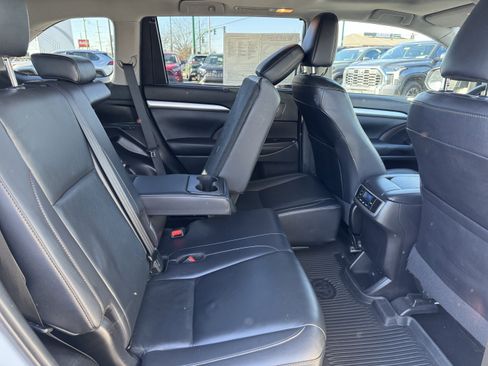 Used 2019 Toyota Highlander XLE image 38