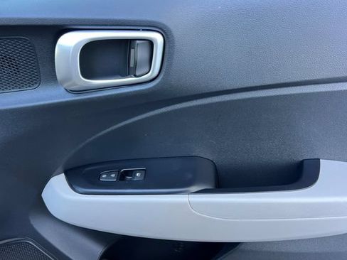 Used 2024 Hyundai Venue SEL FWD image 19