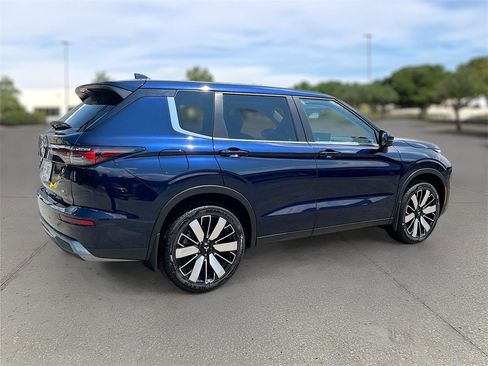 New 2025 Mitsubishi Outlander SE image 7