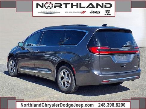 Used 2023 Chrysler Pacifica Limited FWD image 2