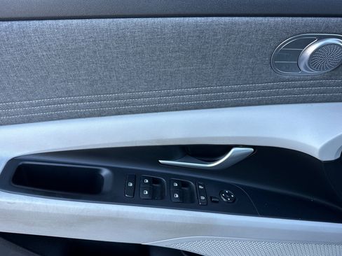 Used 2023 Hyundai Elantra Limited w/ Preferred Accessory Package FWD image 11