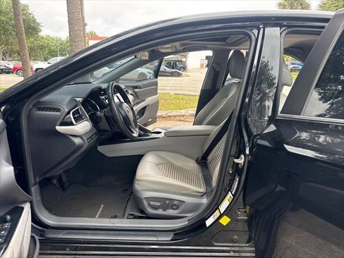 Used 2018 Toyota Camry SE w/ Moonroof Package image 17