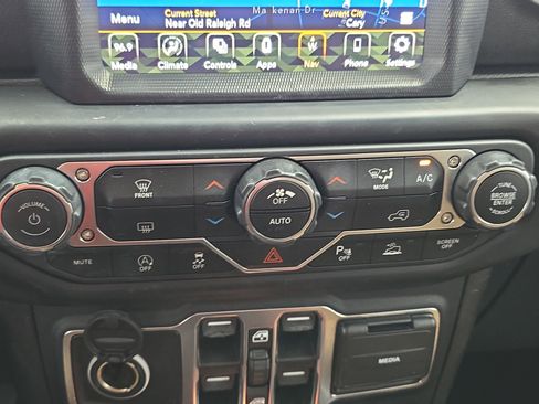Used 2020 Jeep Gladiator Overland AWD/4WD image 23