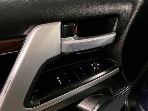Certified 2017 Toyota Land Cruiser image 31