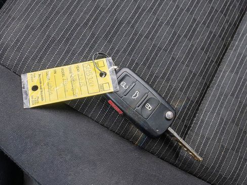 Used 2013 Volkswagen Tiguan S image 31