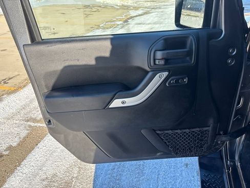 Used 2017 Jeep Wrangler Unlimited Rubicon w/ Max Tow Package AWD/4WD image 13