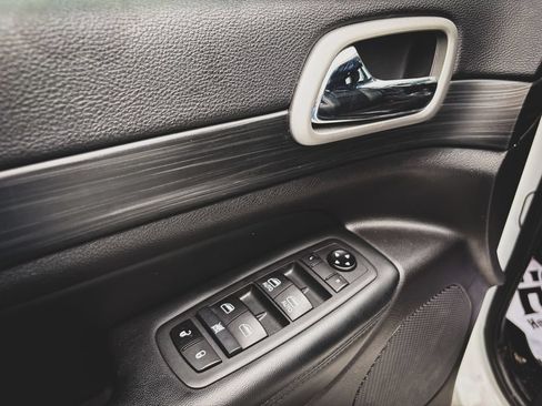 Used 2020 Jeep Grand Cherokee Altitude RWD image 10