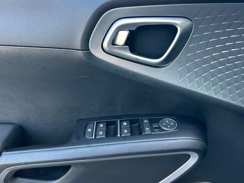 Used 2023 Kia Soul LX w/ LX Technology Package FWD image 13