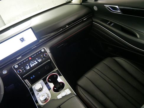 Certified 2025 Genesis GV80 2.5T Standard AWD/4WD image 11
