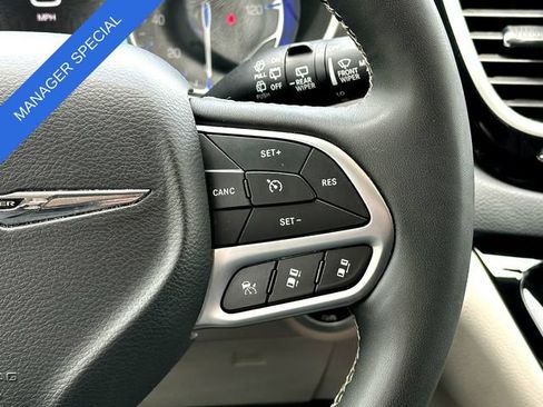 Used 2024 Chrysler Pacifica Touring-L FWD image 24