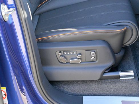 Used 2025 Bentley Bentayga image 56