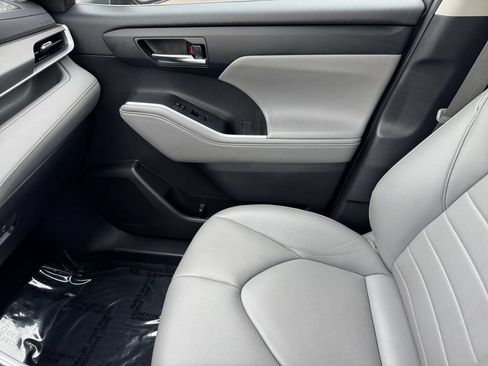 Used 2022 Toyota Highlander XLE AWD/4WD image 30