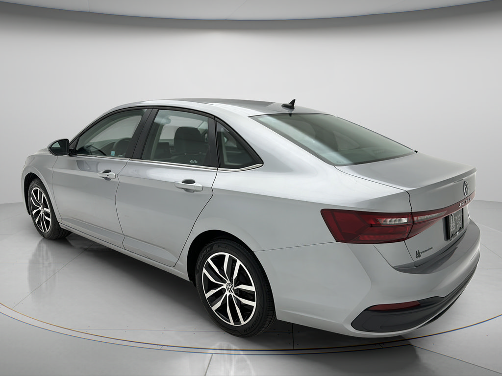 Used 2025 Volkswagen Jetta SE FWD image 4