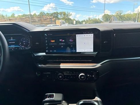 Used 2024 Chevrolet Silverado 1500 LT Trail Boss w/ Convenience Package II AWD/4WD image 20
