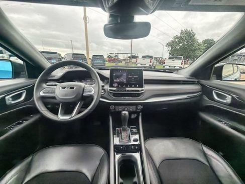 Used 2025 Jeep Compass Trailhawk AWD/4WD image 19