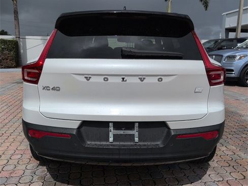 Used 2022 Volvo XC40 P8 Recharge Plus image 12