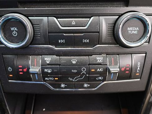 Used 2017 Ford Explorer XLT w/ Equipment Group 202A AWD/4WD image 19