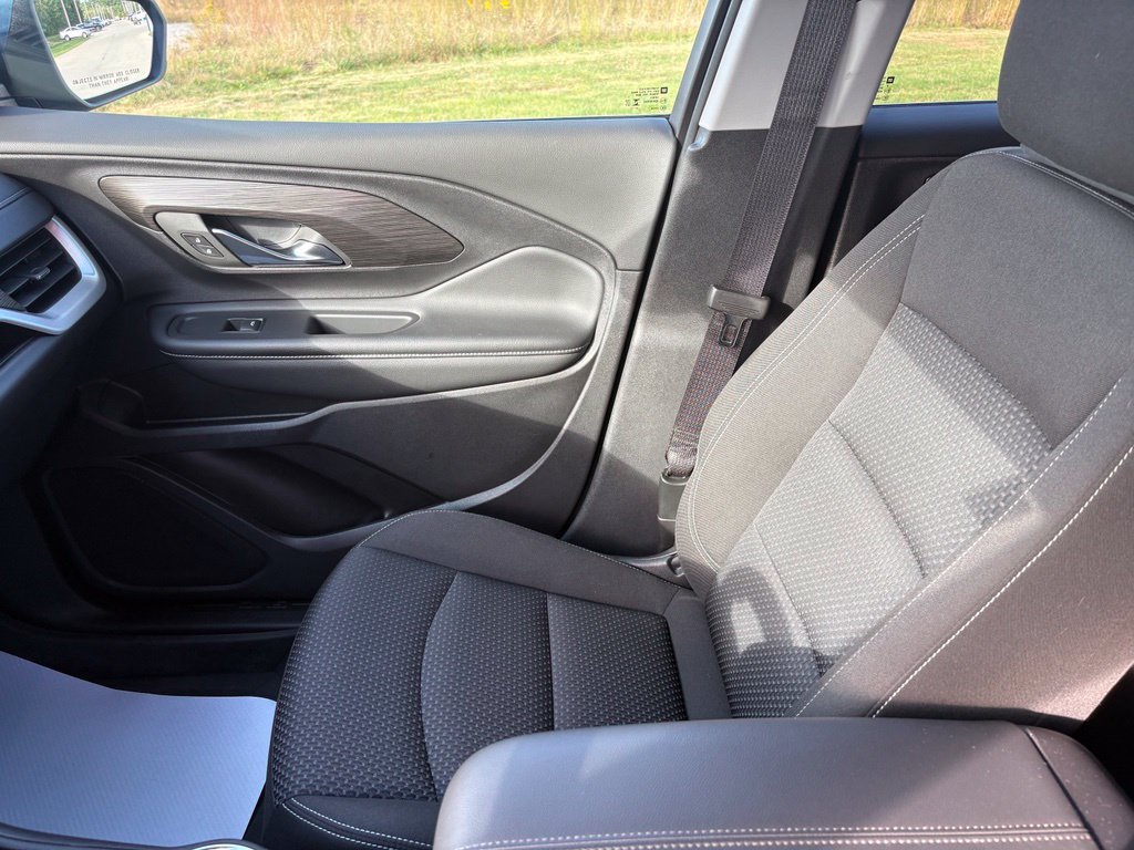 Used 2024 GMC Terrain SLE w/ Driver Convenience Package FWD image 17