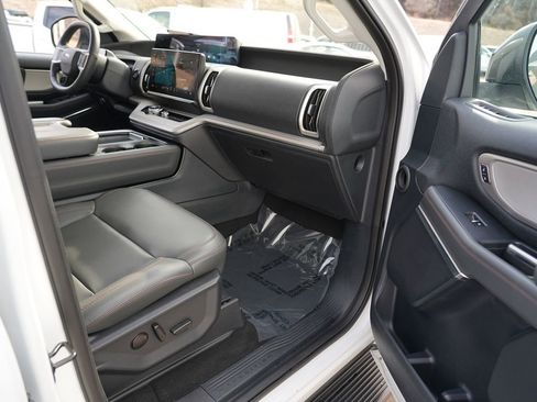 Used 2025 Ford Expedition Active image 30