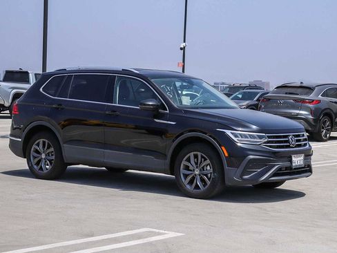 Certified 2023 Volkswagen Tiguan SE FWD image 3