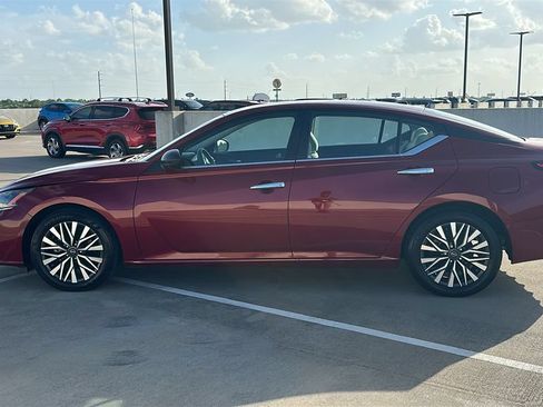 Used 2025 Nissan Altima 2.5 SV FWD image 9