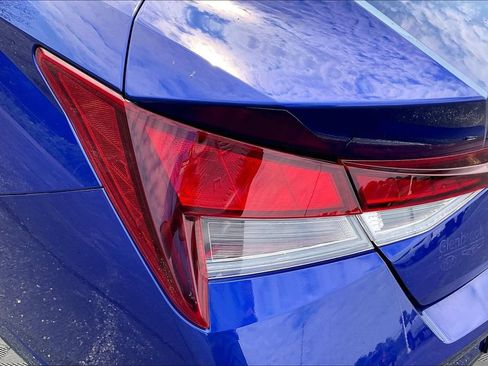 Used 2021 Hyundai Elantra SE FWD image 25