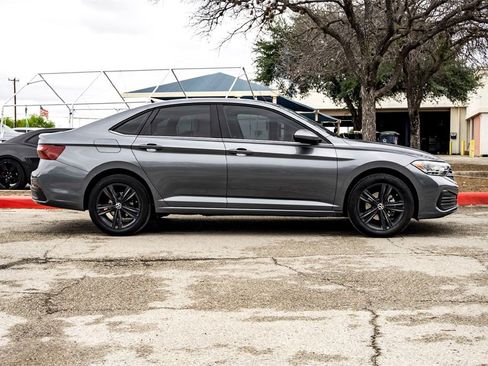 Used 2023 Volkswagen Jetta SE image 4