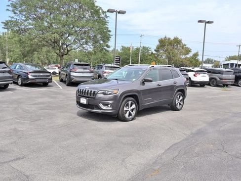 Used 2019 Jeep Cherokee Limited w/ Luxury Group AWD/4WD image 3