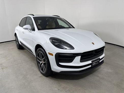 Certified 2025 Porsche Macan image 9
