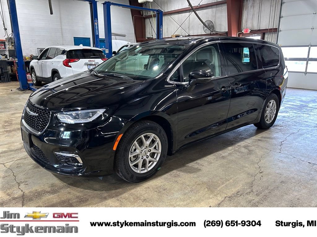 Used 2024 Chrysler Pacifica Touring-L FWD image 10