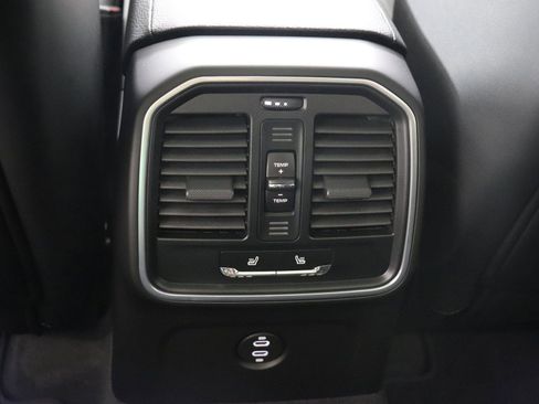 Certified 2025 Porsche Macan AWD/4WD image 27