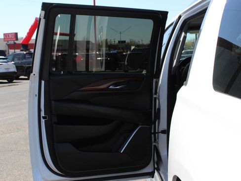 Used 2018 Cadillac Escalade ESV Luxury image 17