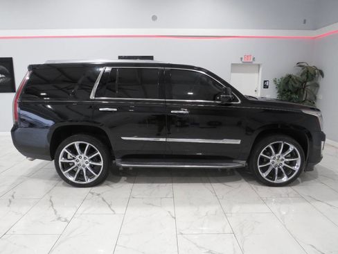 Used 2016 Cadillac Escalade Luxury RWD image 2