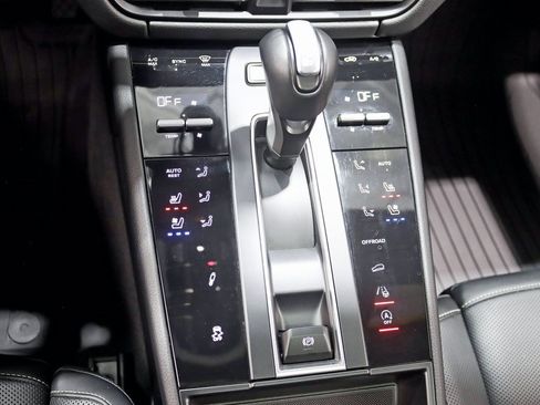 Used 2023 Porsche Macan Turbo image 23