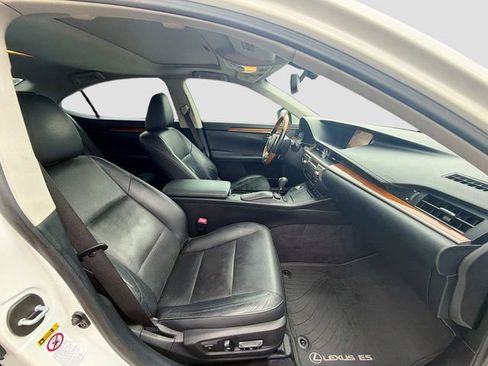 Used 2015 Lexus ES 300h w/ Navigation System Package image 14