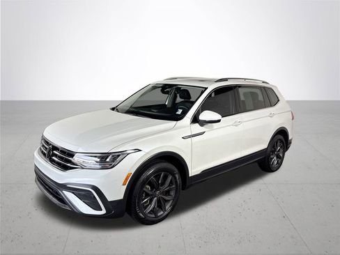 Certified 2023 Volkswagen Tiguan SE w/ Panoramic Sunroof Package image 2
