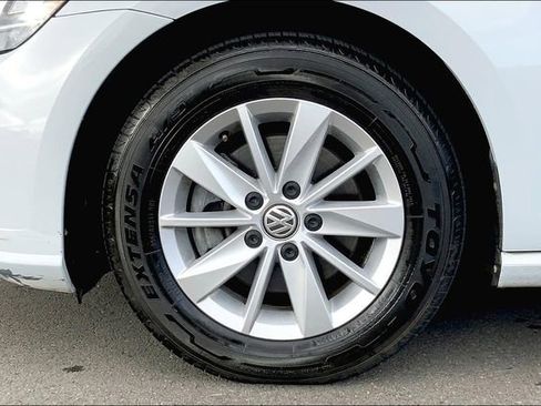 Used 2019 Volkswagen Golf SE FWD image 9