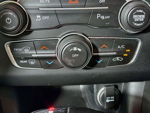 Used 2020 Dodge Charger SXT RWD image 19