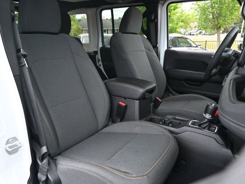 Used 2025 Jeep Wrangler Unlimited Sahara AWD/4WD image 33