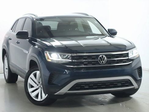 Used 2020 Volkswagen Atlas Cross Sport SE w/ Panoramic Sunroof Package FWD image 2