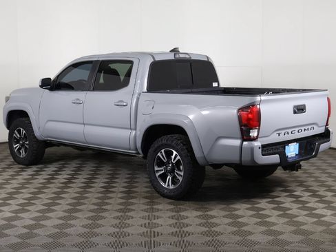 Used 2018 Toyota Tacoma TRD Sport AWD/4WD image 11