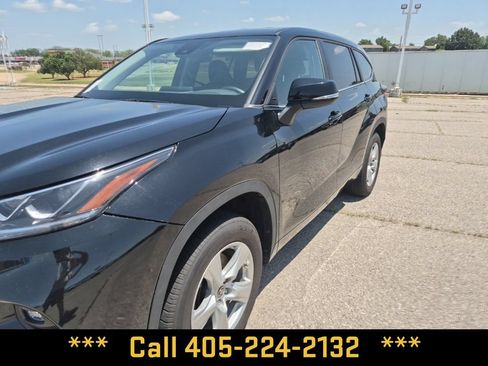 Used 2024 Toyota Highlander LE FWD image 3