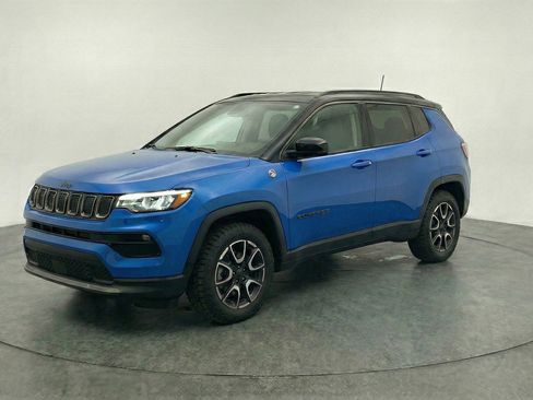 Used 2025 Jeep Compass Trailhawk image 3