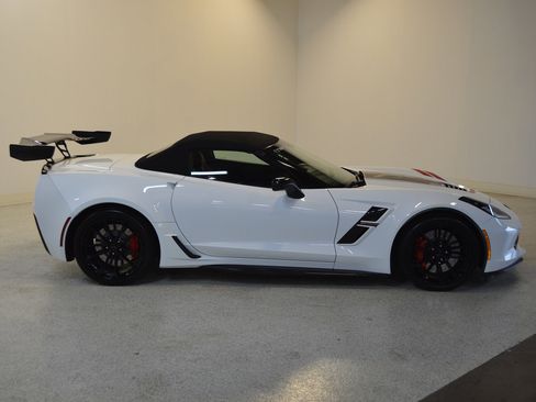 Used 2019 Chevrolet Corvette Grand Sport w/ Carbon Flash Badge Package image 2