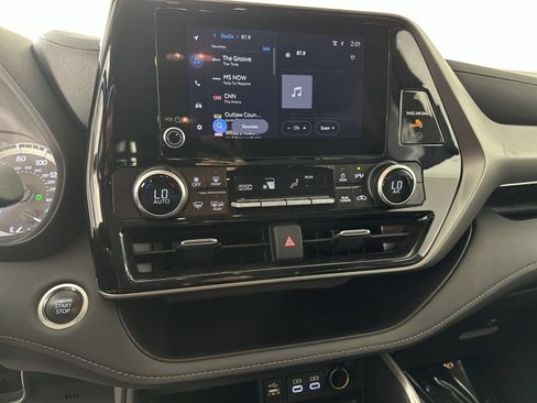 Used 2025 Toyota Highlander LE FWD image 20