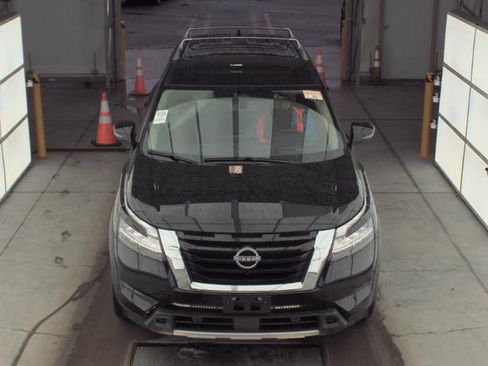Used 2023 Nissan Pathfinder Platinum image 3