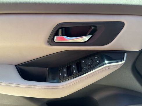 Used 2025 Nissan Rogue SV image 12