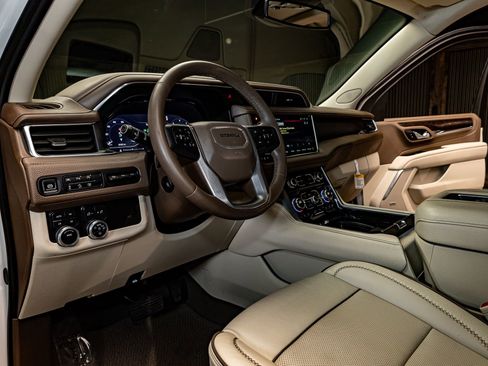 Used 2024 GMC Yukon XL Denali image 16